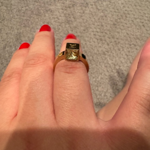 Size 7 Louis Vuitton ring with missing stone only worn twice - Picture 3 of 4